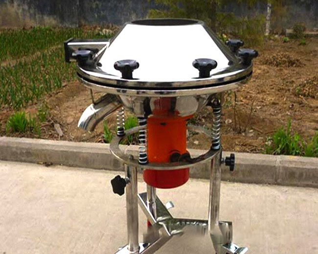 高頻過(guò)濾篩也可以成為蝶形振動(dòng)篩分機(jī)