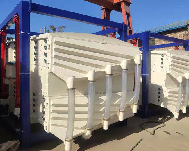 石油壓裂砂選用方形<a href='http://www.lunwenmx.com/sfsx/ybs.html' title='搖擺篩' target='_blank'>搖擺篩</a>才能滿足要求