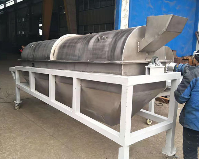 不銹鋼滾筒篩分機經(jīng)常應用在食品化工有關(guān)的行業(yè)